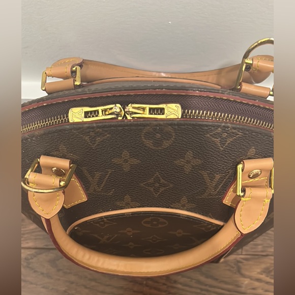 Vintage Louis Vuitton bag in great condition. - Picture 3 of 3